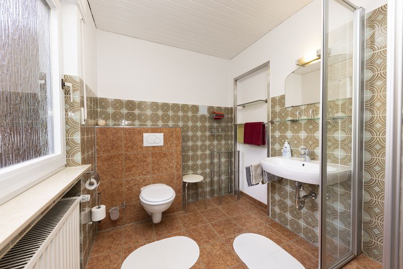 Modernes Bad mit Dusche/WC
